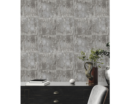 Sivá tapeta s betónovým vzhľadom za tmavou drevenou skriňou