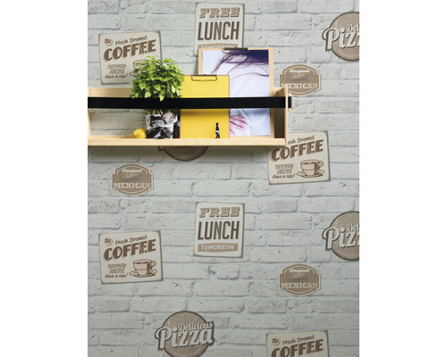 Nástenná polica s rastlinou, žltým poznámkovým blokom a obrázkami na stene s tapetou so vzorom kameňa.