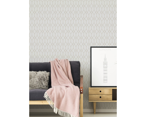 Obývacia izba s tapetou so vzorom, pohovkou, vankúšom, dekou, komodou a obrázkom