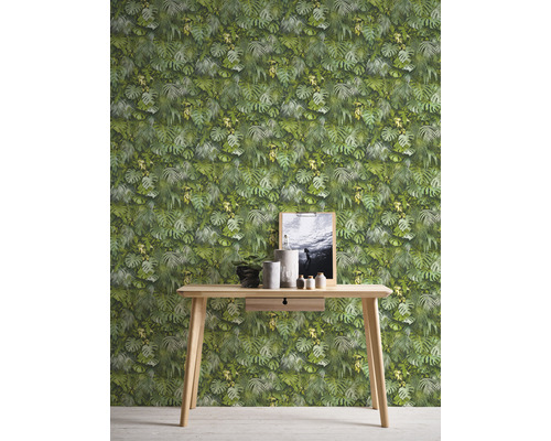 Foto tapeta so vzorom listov za dreveným stolom