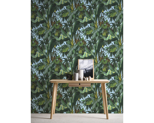 Izba s tapetou džungle a dreveným stolom