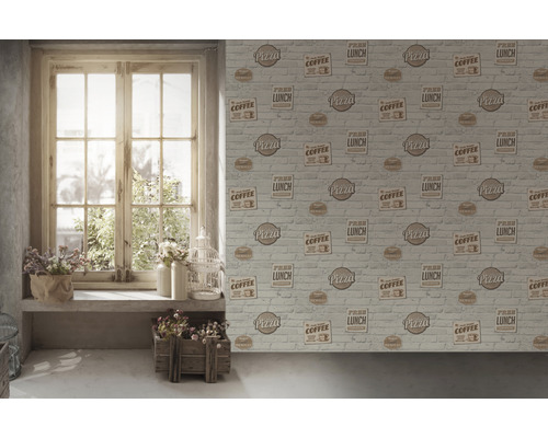 Obývacia izba s oknom a tapetou s tehlovým dizajnom s motívmi jedla