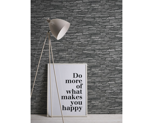 Sivá tapeta so vzhľadom kameňa so stojacou lampou a zarámovaným nápisom