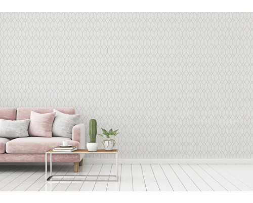 Obývacia izba s geometrickou tapetou, pohovkou a príručným stolíkom