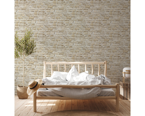 Spálňa s kamennou tapetou, drevenou posteľou a rastlinou v kvetináči