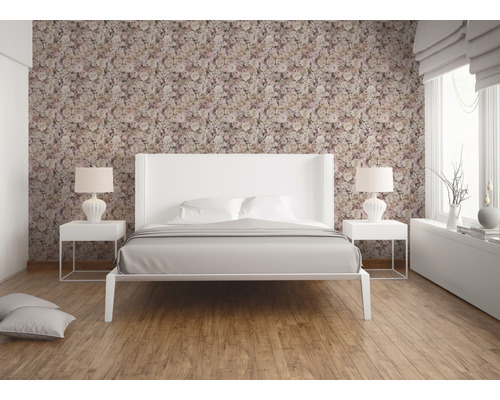 Spálňa s posteľou, nočnými stolíkmi, lampami a kvetinovou tapetou