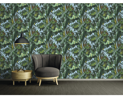 Izba s tapetou džungle, kreslom, lampou a odkladacím stolíkom