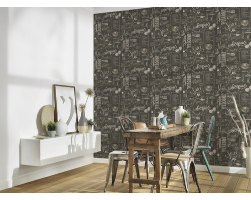 Jedáleň s jedálenským stolom a nástennou tapetou s motívmi jedálneho lístka