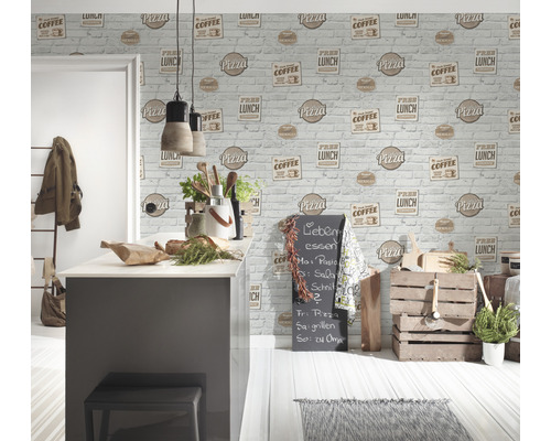 Svetlá kuchyňa s tapetou so vzorom tehál s potlačou jedál a nápojov.