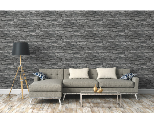 Obývacia izba so sivou tapetou so vzhľadom kameňa, pohovkou, stojacou lampou a konferenčným stolíkom.