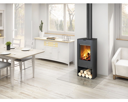 Obývacia izba s krbovými kachľami, polenami a sklenenou doskou ako podložkou