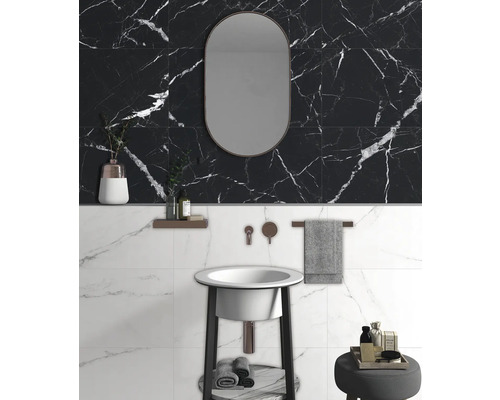 Moderná kúpeľňa s umývadlom, zrkadlom a mramorovými obkladmi