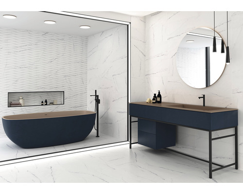 Svetlá kúpeľňa s vaňou, umývadlom a mramorovými obkladmi