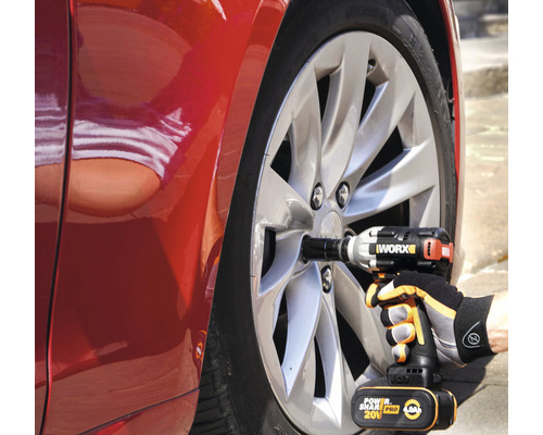 Akumulátorový rázový uťahovák používaný na kolese automobilu