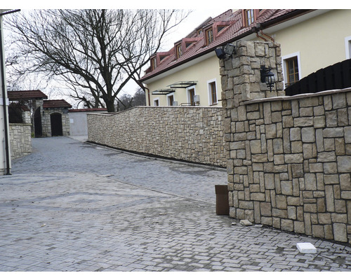 Exteriér domu s kamennou stenou a dláždenou cestou