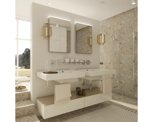 Svetlá kúpeľňa s dvojitým umývadlom, zrkadlami a modernými lampami pre priateľskú atmosféru