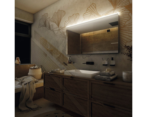 Kúpeľňa s umývadlovou skrinkou z dreva, umývadlom na dosku a osvetleným zrkadlom