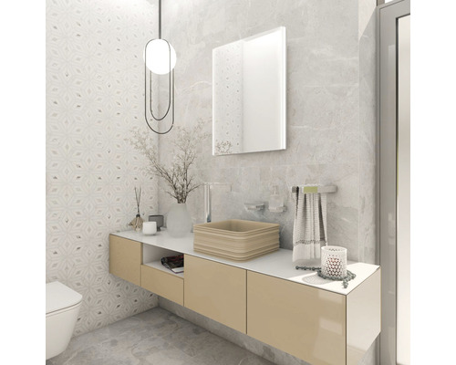 Moderná kúpeľňa s umývadlom, zrkadlom a osvetlením