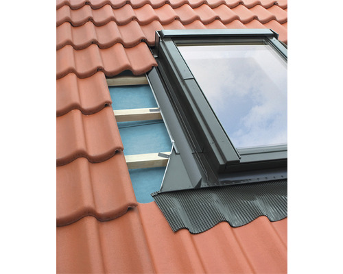 Strešné okno zabudované do škridlovej strechy