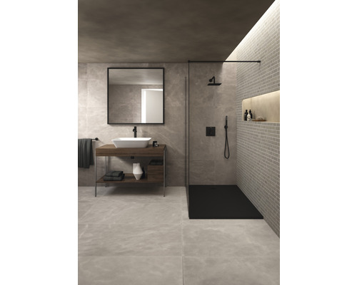 Moderná kúpeľňa s umývadlom, zrkadlom, sprchou a sivými obkladmi.