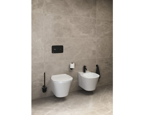 Moderná kúpeľňa so závesným WC a bidetom pred obkladanou stenou