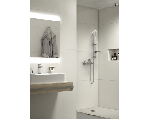 Svetlá kúpeľňa s umývadlom, zrkadlom, uterákom a sprchou