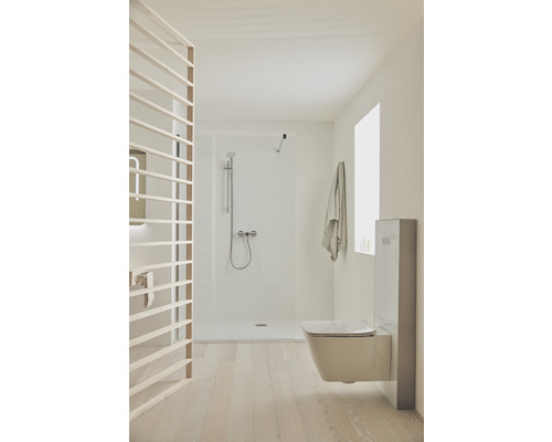 Kúpeľňa so sprchou, toaletou a drevenými prvkami