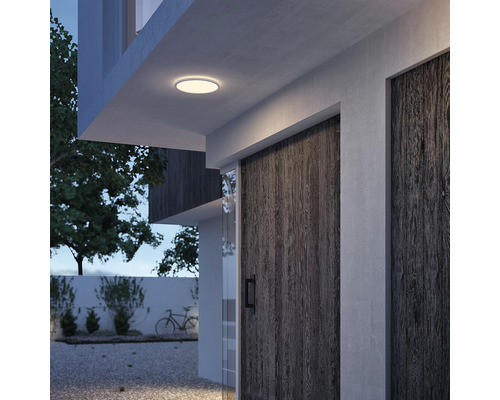 Moderná fasáda domu s okrúhlym stropným svietidlom pre vonkajšie použitie