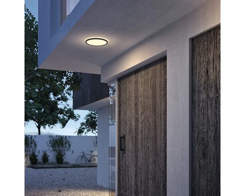 Moderný exteriér domu s okrúhlym stropným svietidlom.