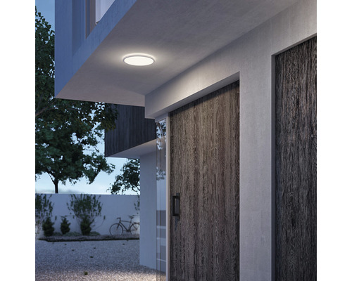 Stropné svietidlo namontované na stene domu