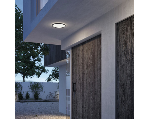 Moderná fasáda domu so stropným svietidlom a drevenými dverami