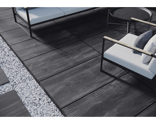 Terasa s nábytkom a doskami imitujúcimi drevo