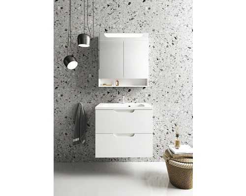 Moderná kúpeľňa s umývadlovou skrinkou, zrkadlovou skrinkou a uterákom