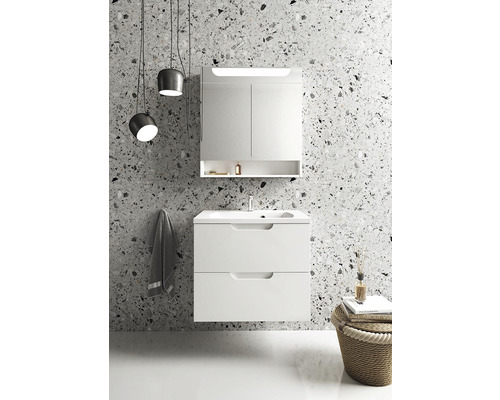 Moderný kúpeľňový komplet s umývadlovou skrinkou, umývadlom a zrkadlovou skrinkou pred vzorovanou stenou