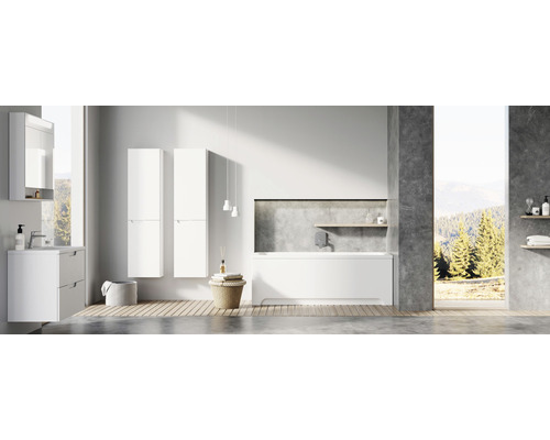 Kúpeľňa s umývadlom, vaňou a úložným nábytkom v jasnom, modernom dizajne.