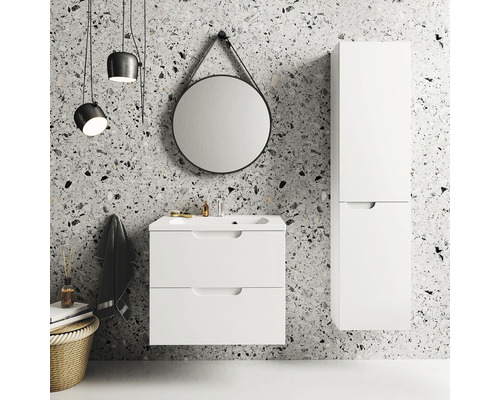 Kúpeľňa s umývadlovou skrinkou, zrkadlovou skrinkou a okrúhlym zrkadlom