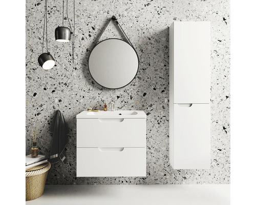 Kúpeľňa s umývadlovou skrinkou, zrkadlovou skrinkou a okrúhlym zrkadlom