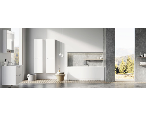 Kúpeľňa s kúpeľňovým nábytkom, vaňou a výhľadom do prírody