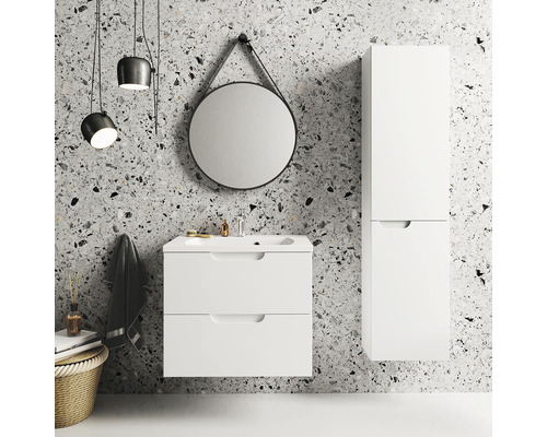 Kúpeľňa s umývadlovou skrinkou, zrkadlovou skrinkou a okrúhlym zrkadlom