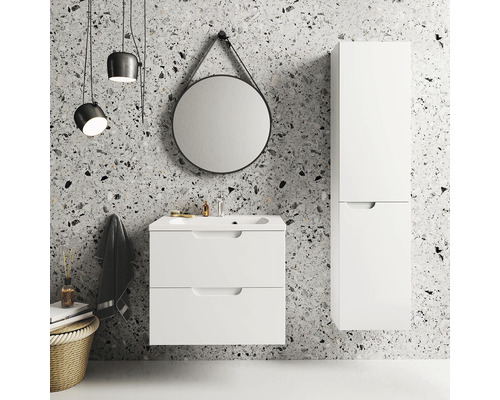 Kúpeľňa s umývadlovou skrinkou, zrkadlovou skrinkou a okrúhlym zrkadlom