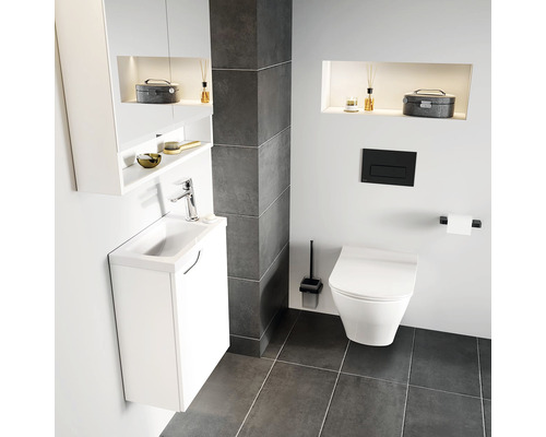 Moderná kúpeľňa s umývadlovou skrinkou, toaletou a nástennými policami