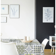 Jedálenský stôl s voskovou obrusom so vzorom v svetlej jedálni.