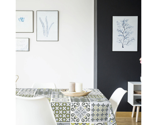 Jedálenský stôl s voskovou obrusom so vzorom v svetlej jedálni.