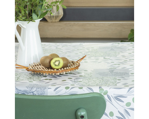 Dekorácia stola s olivovým vzorom, košík s kiwi a džbán s rastlinami