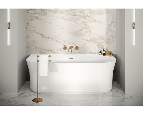 Kúpeľňa s voľne stojacou vaňou, držiakom na uteráky a nástennými armatúrami