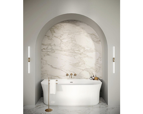 Kúpeľňa s voľne stojacou vaňou, mramorovou stenou, držiakom na uteráky a nástennými svietidlami