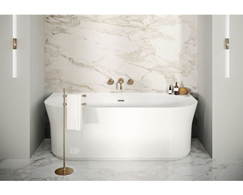 Moderná kúpeľňa s voľne stojacou vaňou, batériami a držiakom na uteráky