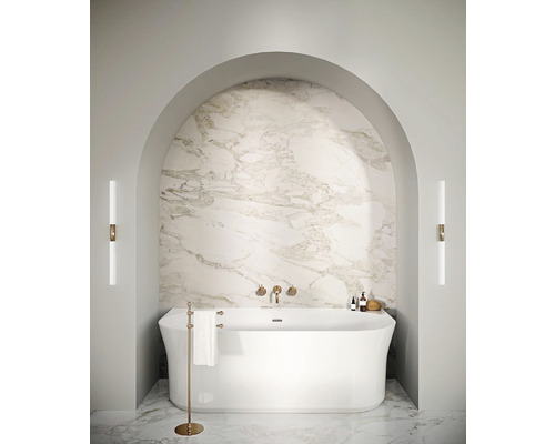 Kúpeľňa s voľne stojacou vaňou, nástennými armatúrami, držiakom na uteráky a vzhľadom mramoru