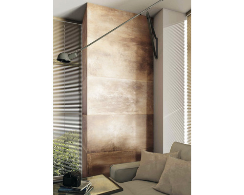 Obývacia izba s výsuvným nástenným svietidlom, pohovkou a oknom