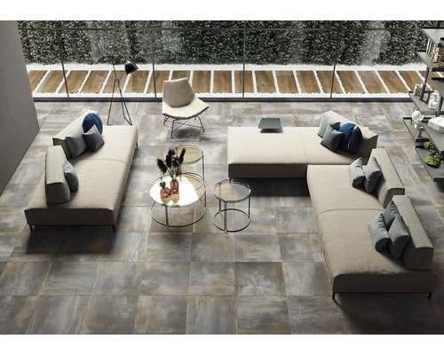 Obývacia izba s podlahovými dlaždicami so vzhľadom kameňa, pohovkami a konferenčnými stolíkmi